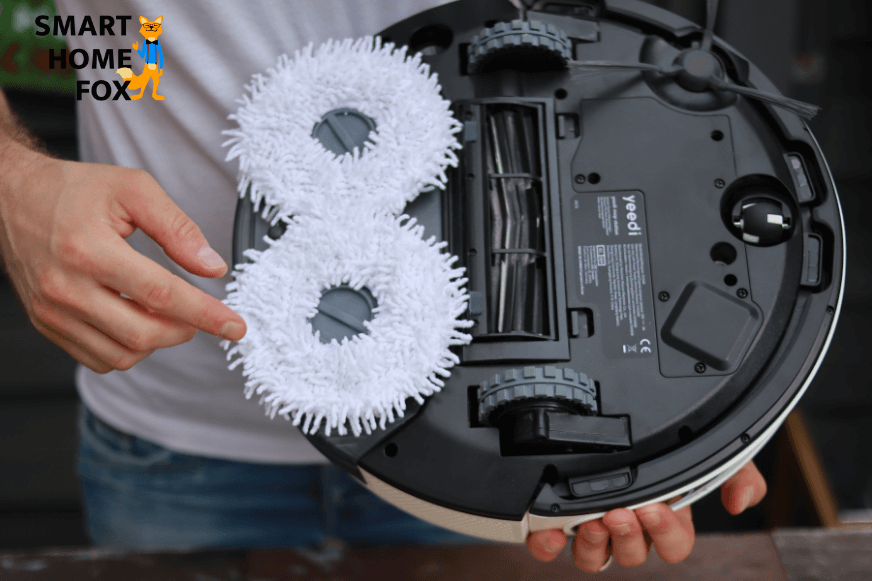 Die Unterseite des Yeedi Mop Reinigungsroboters in der Nahaufnahme